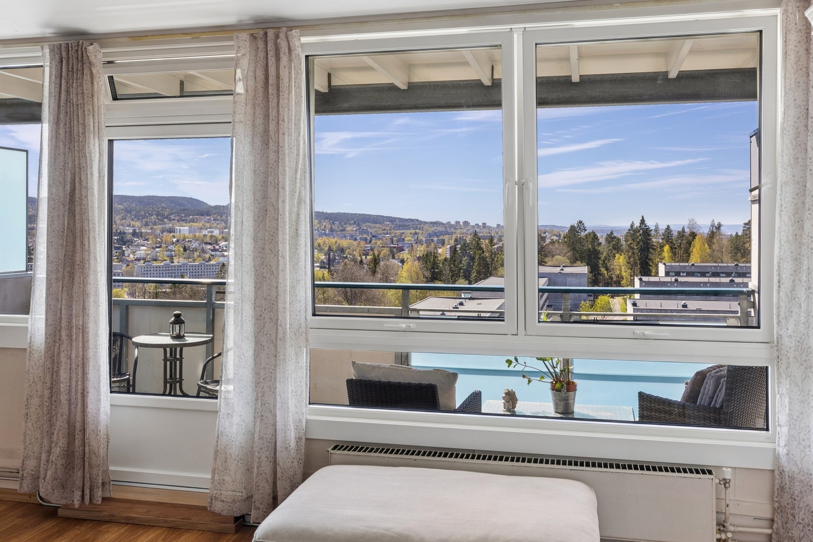 Fra stuevinduene ser du rett ut mot den innbydende balkongen og den åpne utsikten. Galleribilde