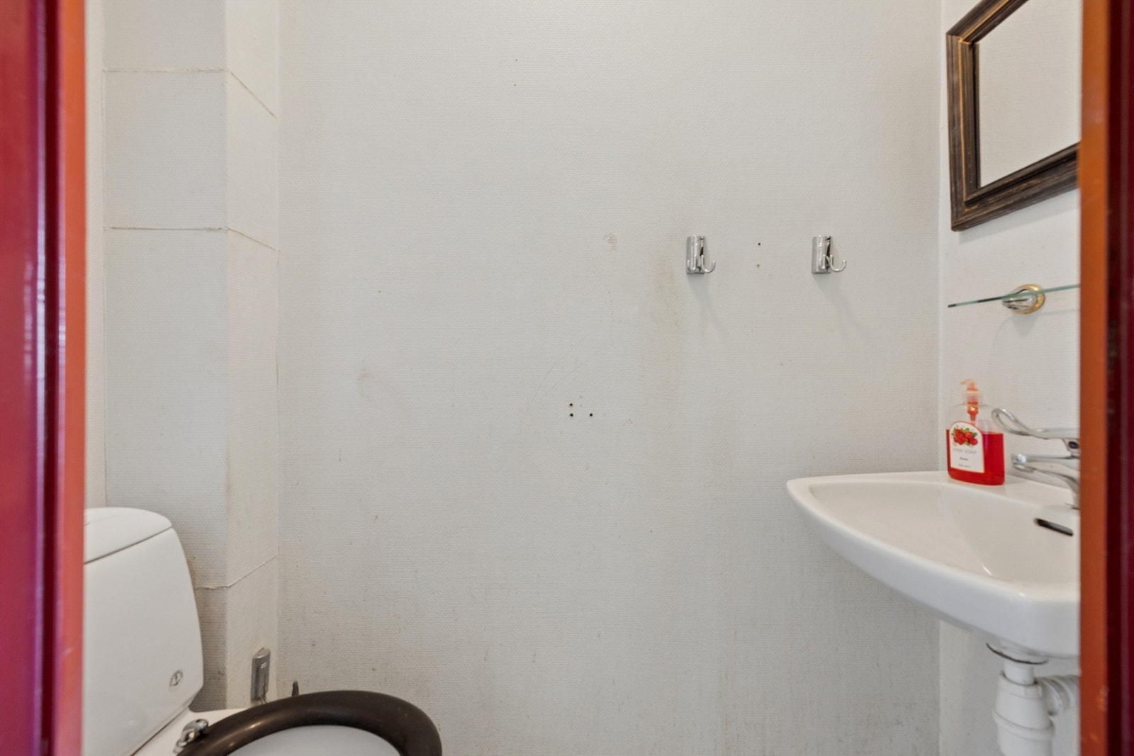 Leiligheten har et separat toalettrom, en praktisk løsning som avlaster hovedbadet. Galleribilde
