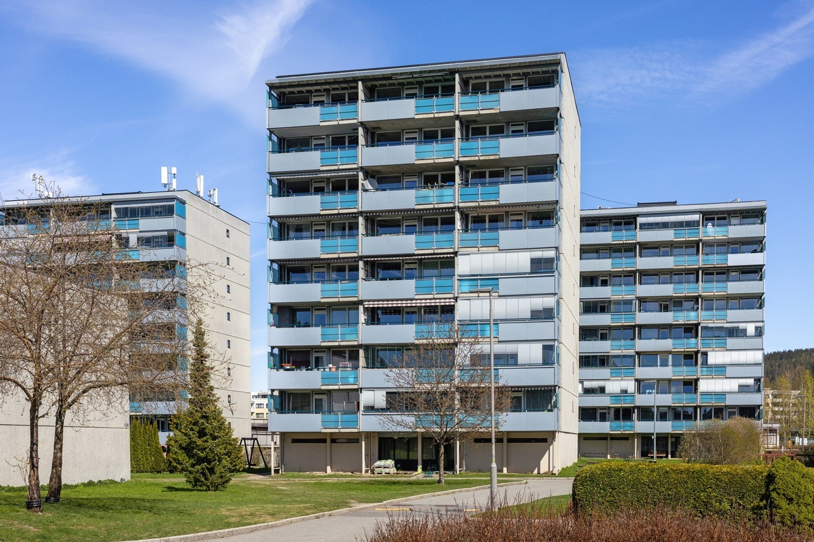 Eiendommen er en del av Forsheimer Borettslag med heis i bygget og en tilhørende bod ved inngangen. Galleribilde