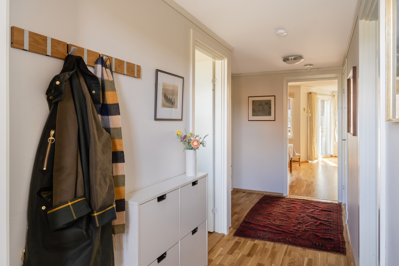 Man kommer inn i en romslig entré/gang med god plass for garderobeøsning. Galleribilde
