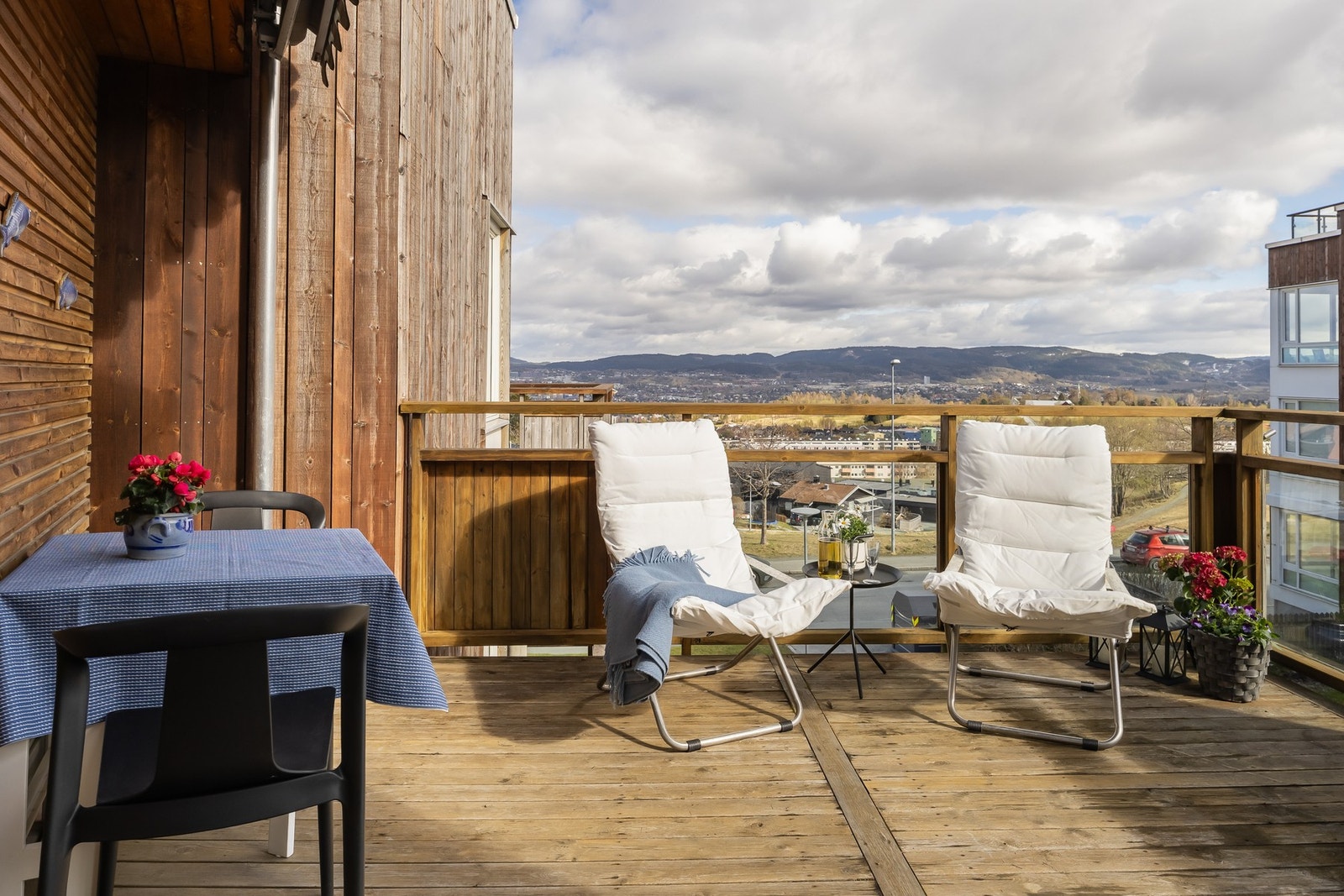 Sør/øst- vendt veranda på 12m² med gode solforhold fra morgen til ca. kl19:30, sommerstid. I svalgang ved inngangsdør vil man sommerstid kunne nyte solen enda lengre. Galleribilde