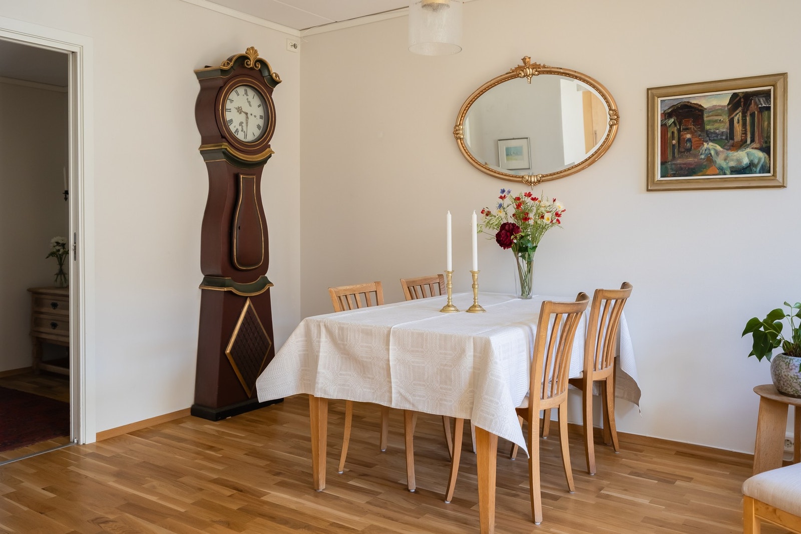 Stuen har god plass til sofagruppe og spisebord. Galleribilde