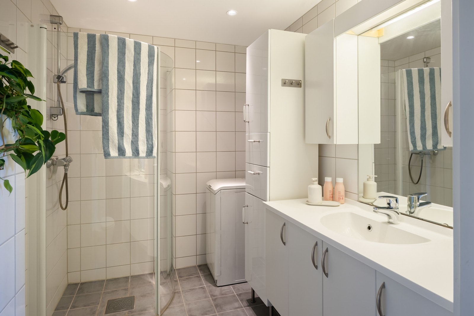 Badet er 4,4m² og fremstår som pent med lyse fliser på vegger og gulv. Varmekabler i gulv. Galleribilde