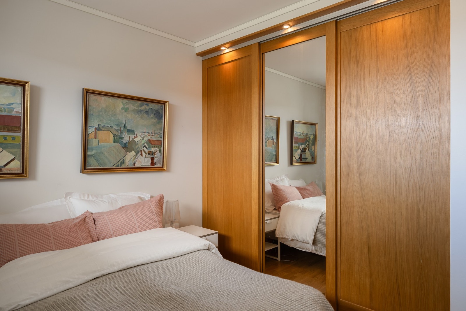 Soverom 1 er utstyrt med skyvedørsgarderobe. Galleribilde
