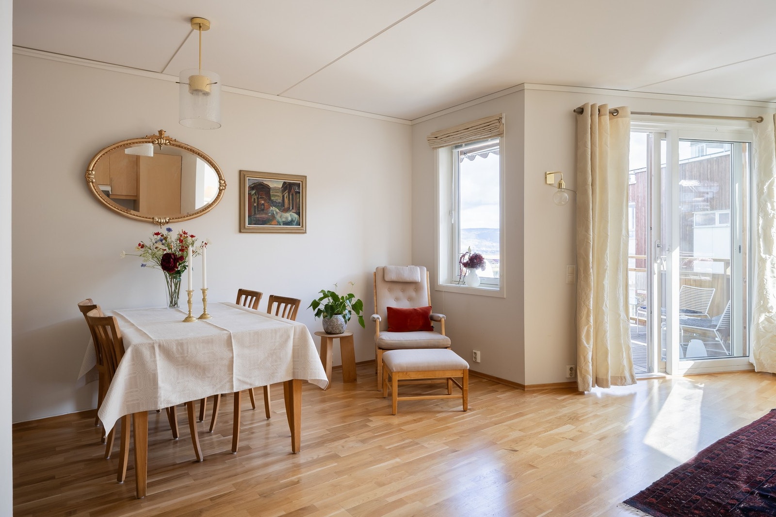 Parkett på stue og kjøkken ble skiftet i 2019. Hele leiligheten ble malt opp i 2013. Galleribilde