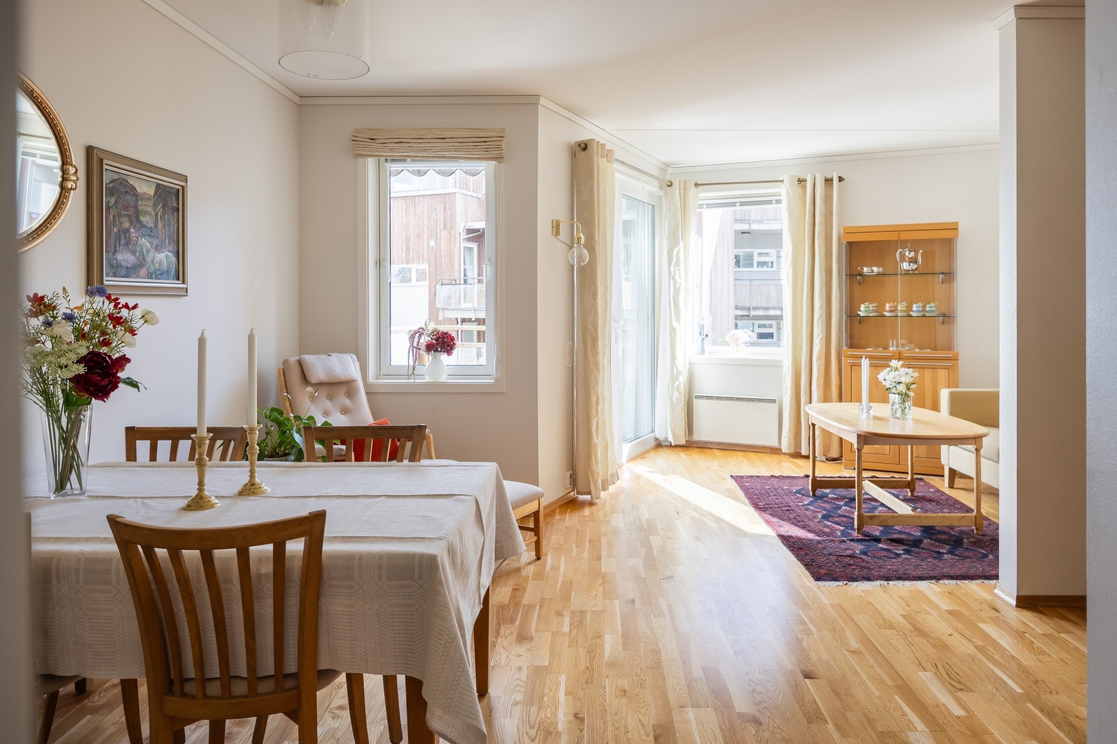 Beliggenheten i 3.etasje gjør at man er godt skjermet for innsyn, samtidig som etasjen over er inntrukket og ikke skjermer for lysinnslipp. Galleribilde