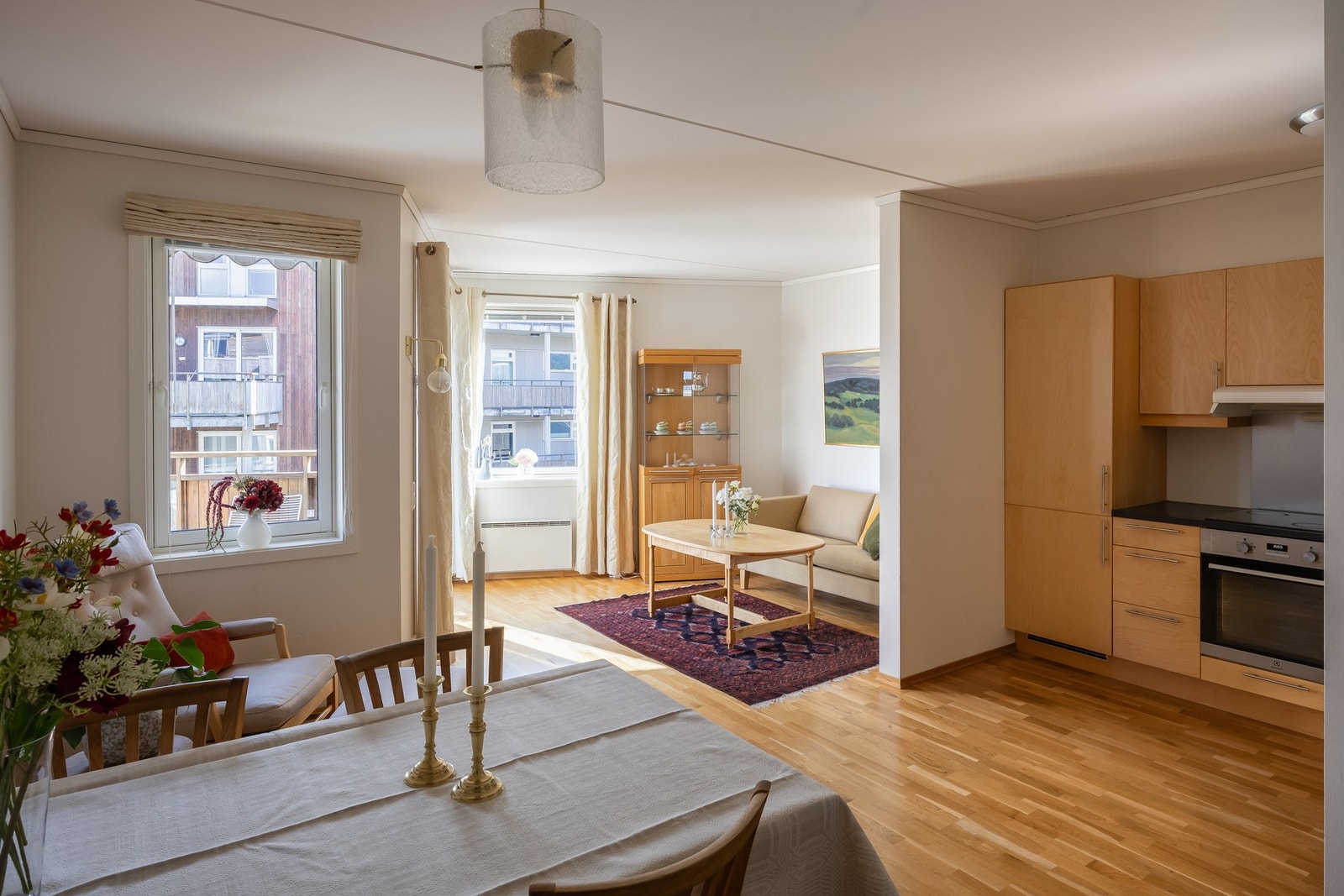 Stue og kjøkken er på 26,2m² - i åpen løsning, men likevel fint avgrenset fra hverandre med en halv-vegg som skiller rommene. Galleribilde
