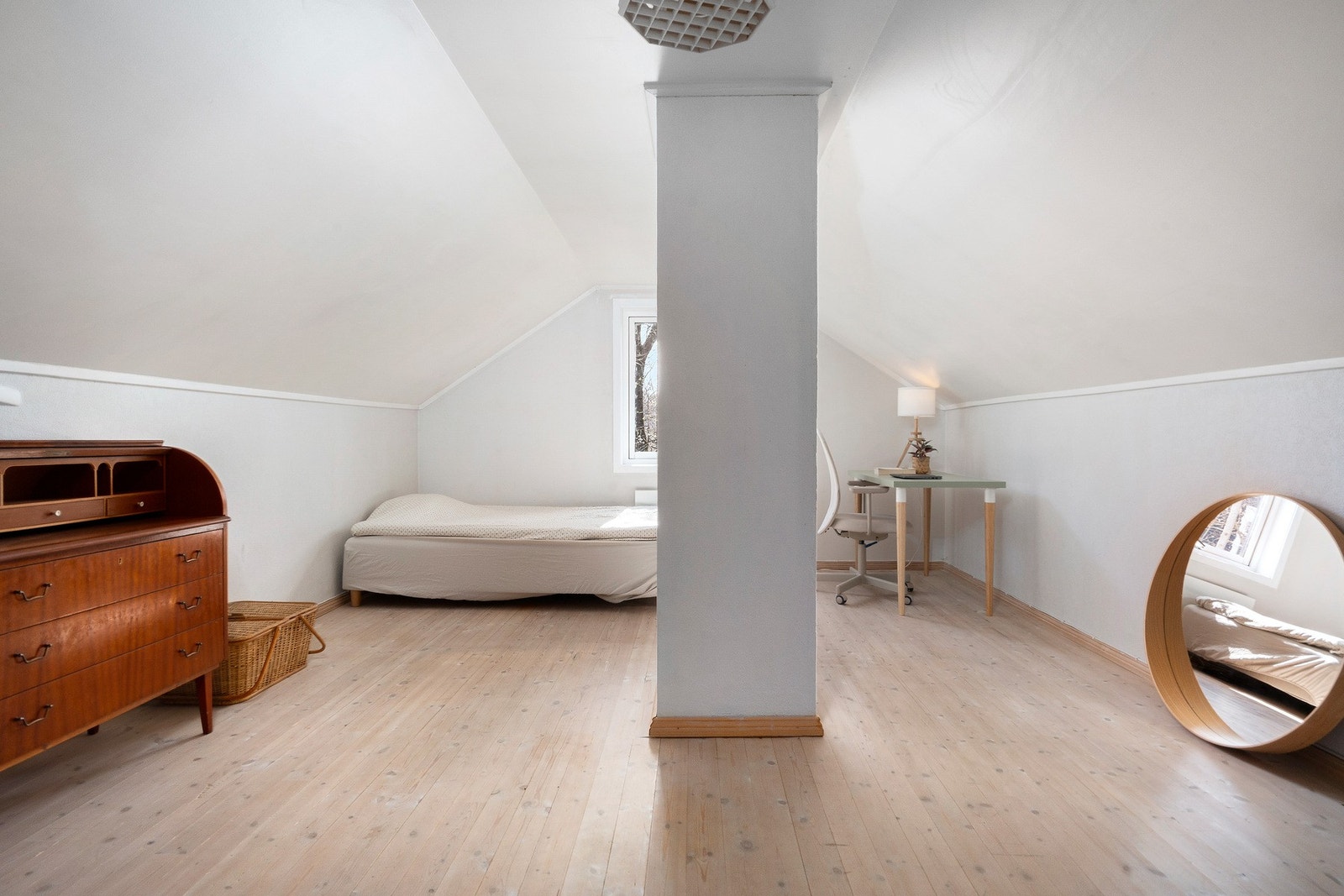 Det andre rommet er innredet som kontor/gjesterom. Også dette rommet er byggemeldt som loftsrom og er ikke godkjent for varig opphold. Galleribilde
