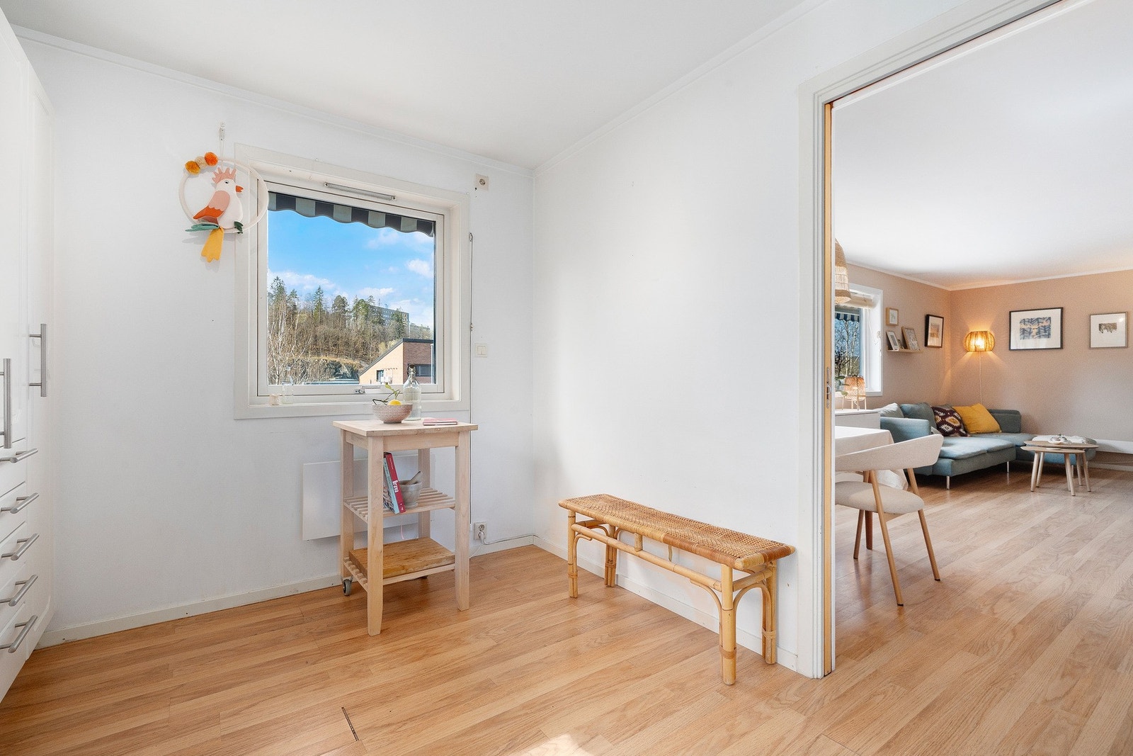 Det er også plass til et spisebord på kjøkkenet, perfekt for hverdagsmåltider eller når barna skal gjøre lekser. Galleribilde