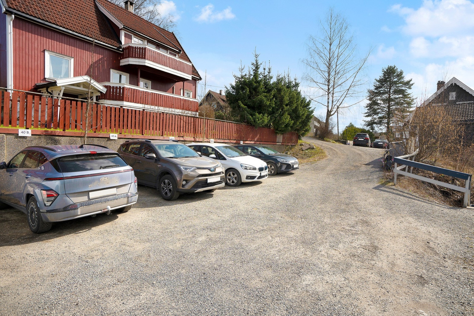 Boligen disponerer en parkeringsplass på felles gårdsplass. Her er det også to gjesteparkeringer. Galleribilde