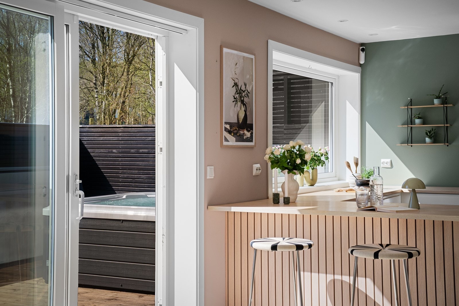 Fra kjøkkenet er det direkte adkomst til terrassen, som gjør det enkelt med servering og uteliv på lune sommerdager. Kjøkkenet byr på åpen løsning, men likevel tilbaketrukket. Galleribilde