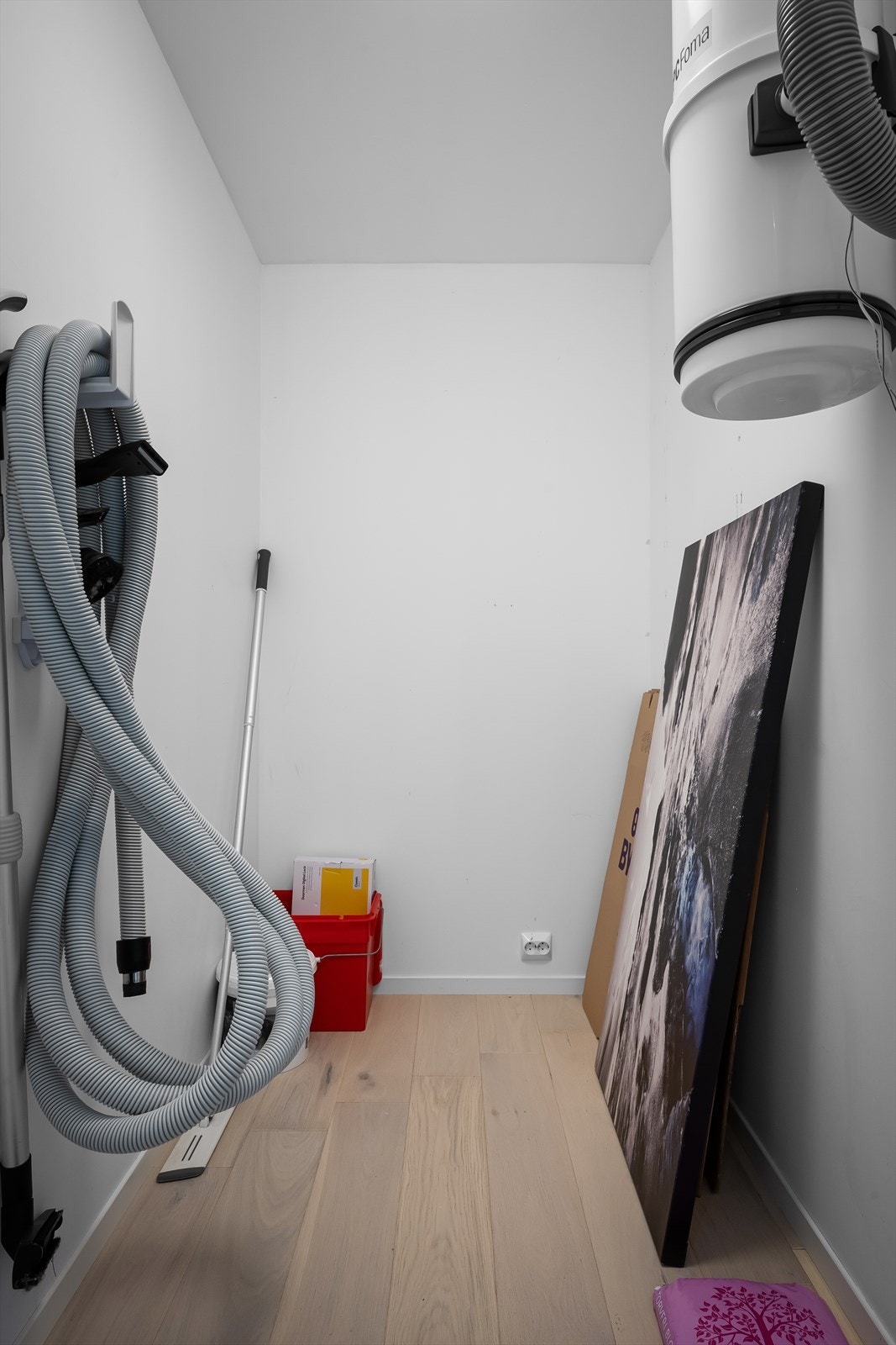 Innvendig bod i første etasje gir praktisk og lett tilgjengelig lagringsplass. Opplagt sentralstøvsuger gjør rengjøringen tilgjengelig og enkel. Galleribilde