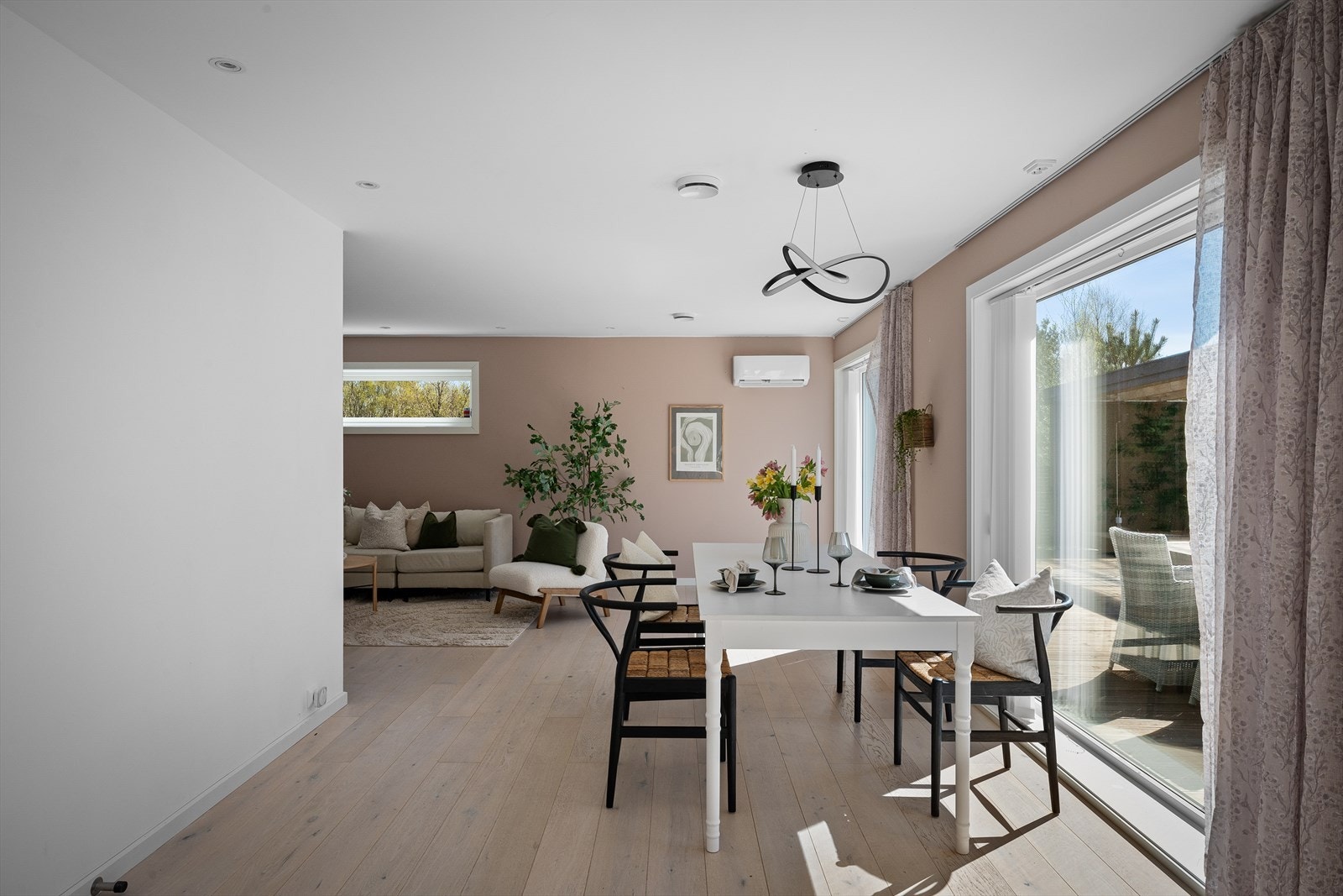Kjekk planløsning med mulighet for langbord for hele familien. Varmepumpe for behagelig inneklima hele året. Galleribilde