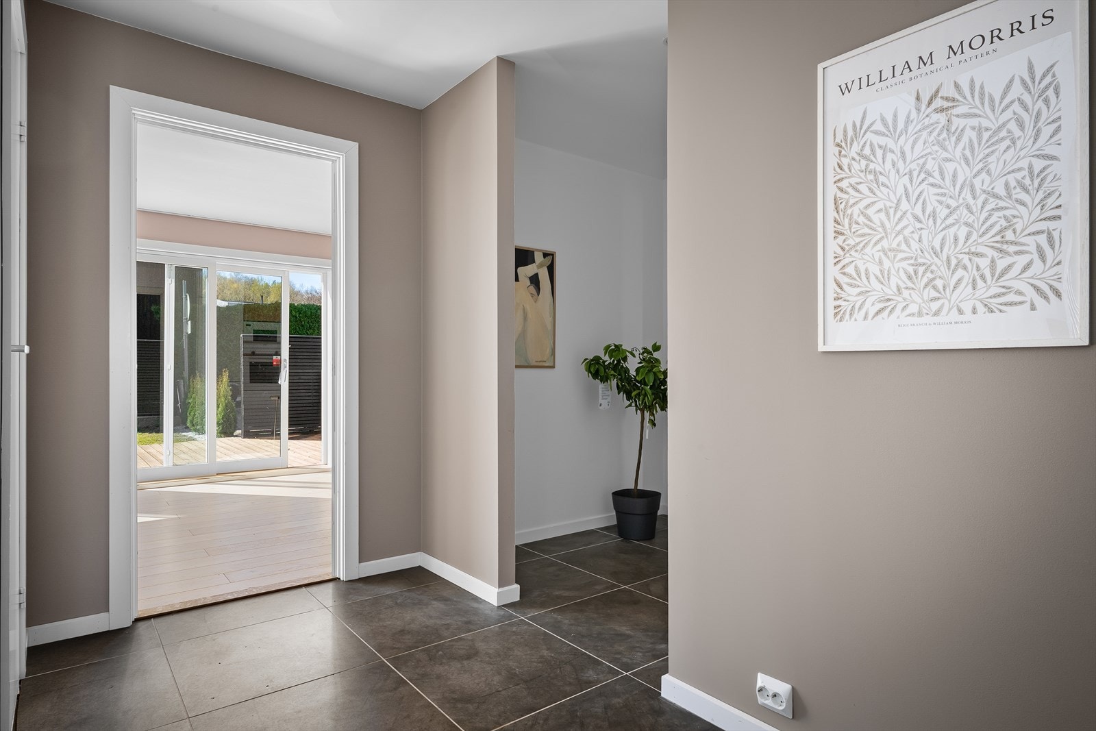 Fra entreen åpner boligen seg opp mot de sosiale sonene, med en klar siktlinje mot uteområdet og hagen som slipper inn i stuen. Galleribilde