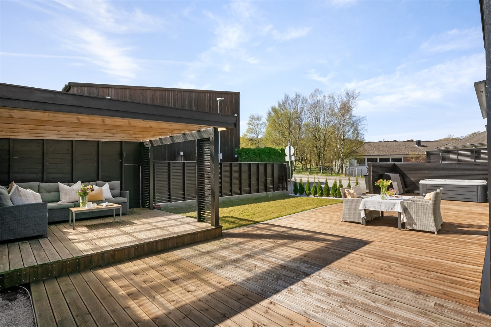 Den store terrassen på hele 92 m² er et naturlig samlingspunkt, med god plass til både spise- og loungegrupper. Galleribilde
