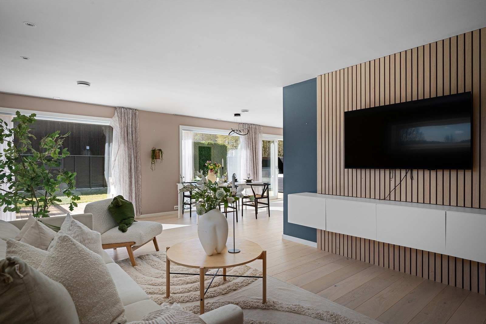 Stuen har god plass til en romslig sofagruppe. Spileveggen skaper en lun og definert sone for TV-kroken. Galleribilde
