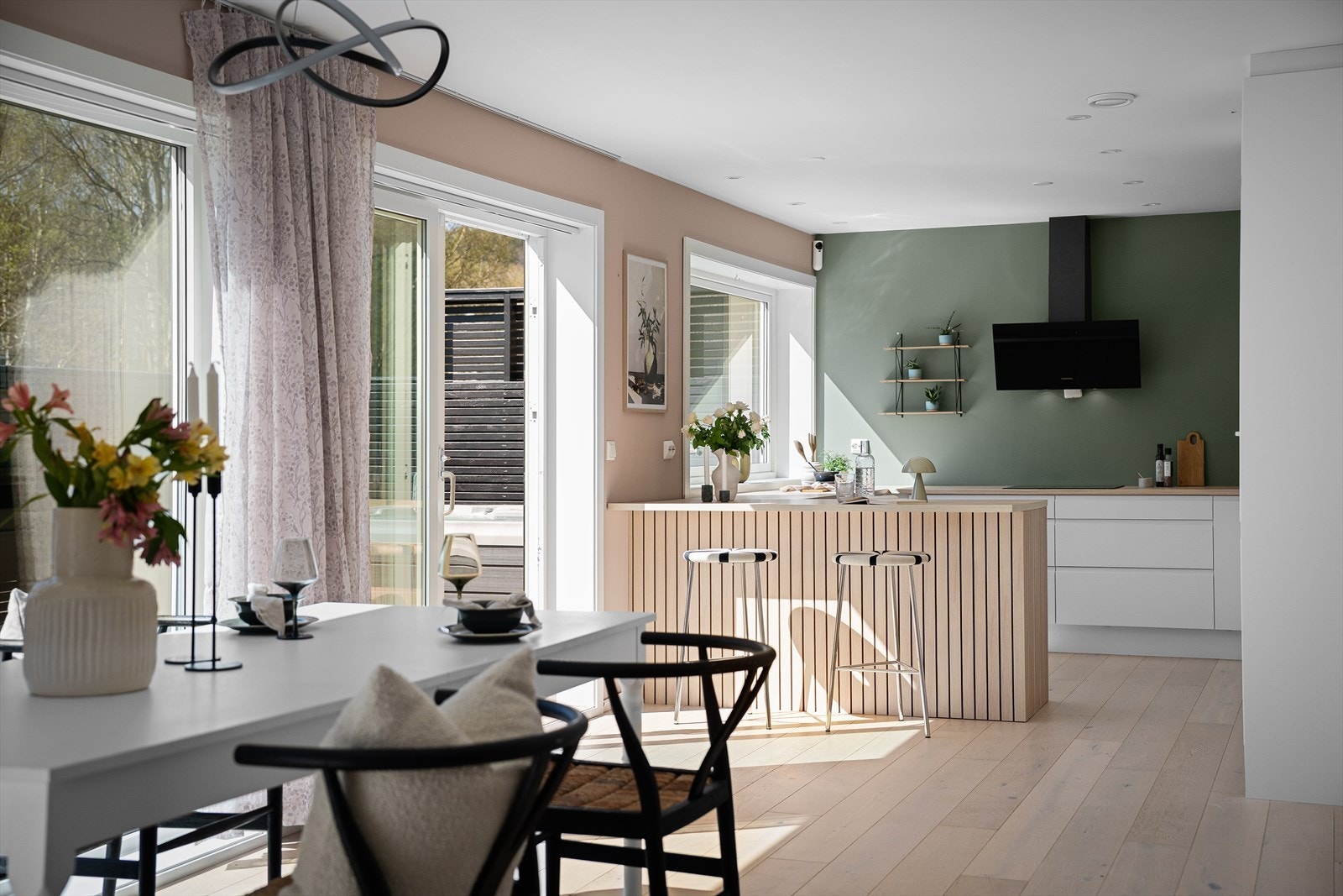 Fra kjøkkenet er det direkte adkomst til terrassen, som gjør det enkelt med servering og uteliv på lune sommerdager. Kjøkkenet byr på åpen løsning, men likevel tilbaketrukket. Galleribilde