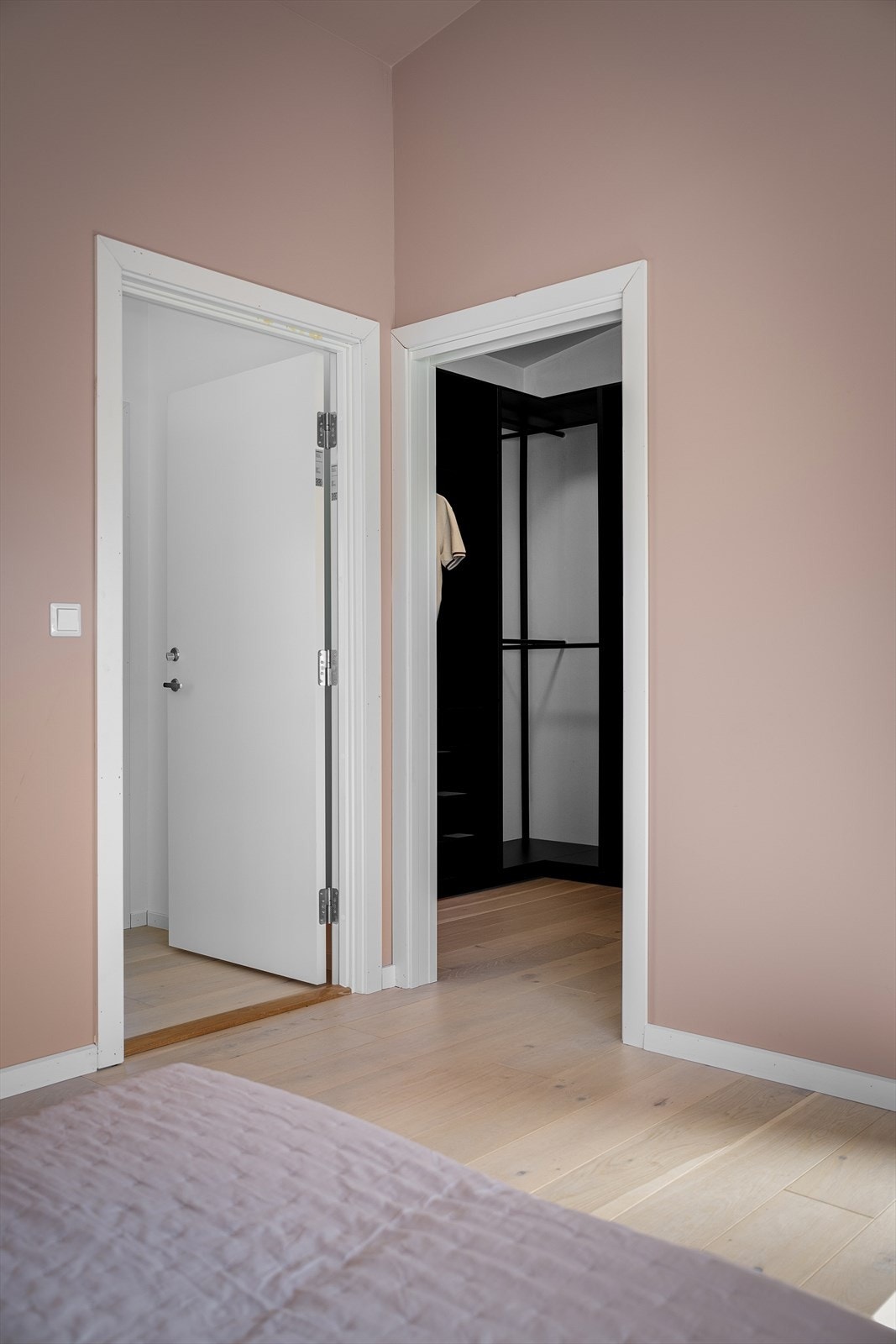 Fra hovedsoverommet er det inngang til en romslig garderobe. Galleribilde
