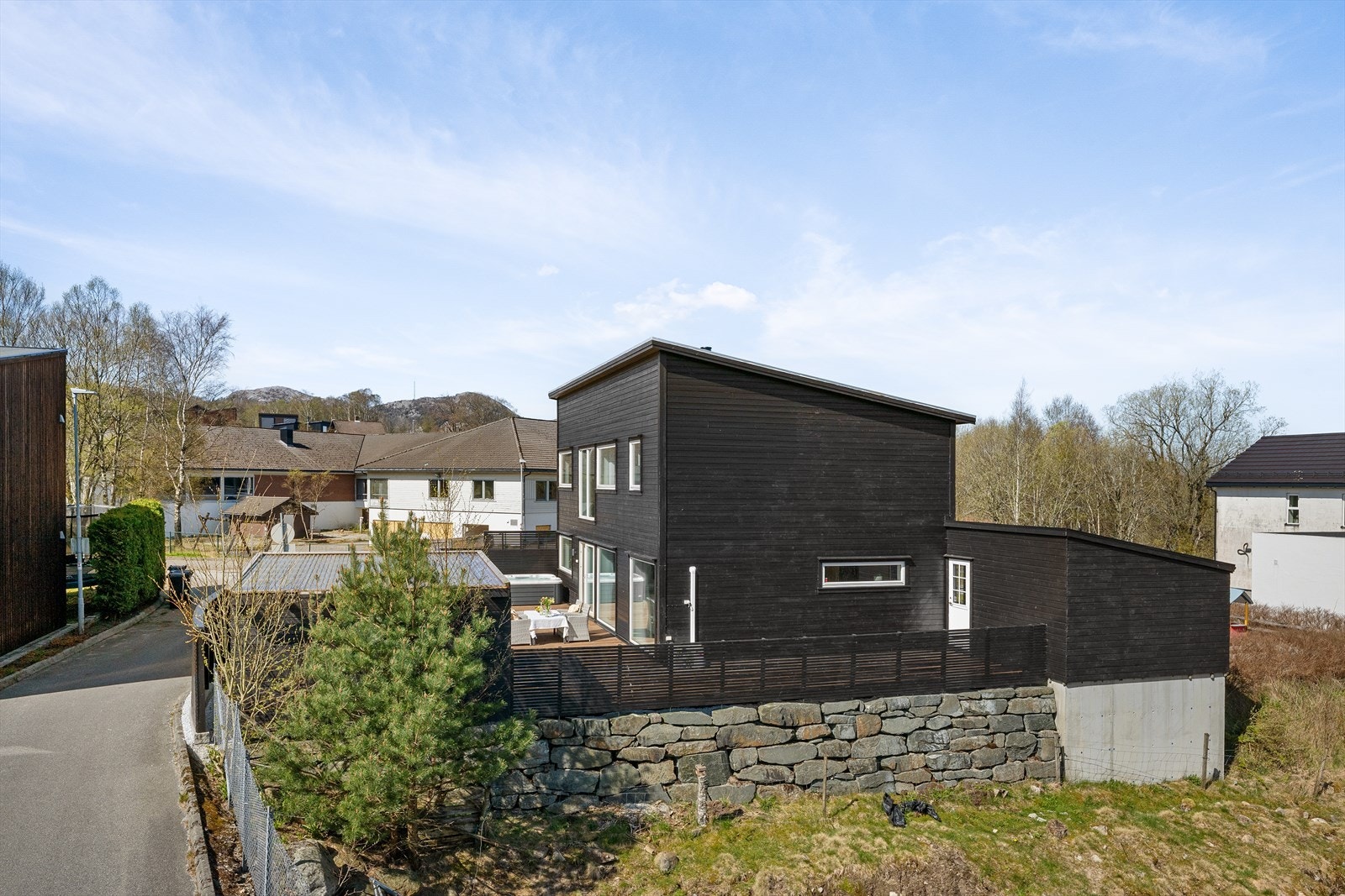 Boligen er plassert med nærhet til skog og mark, og har en gjennomtenkt arkitektur som utnytter tomten godt. Galleribilde