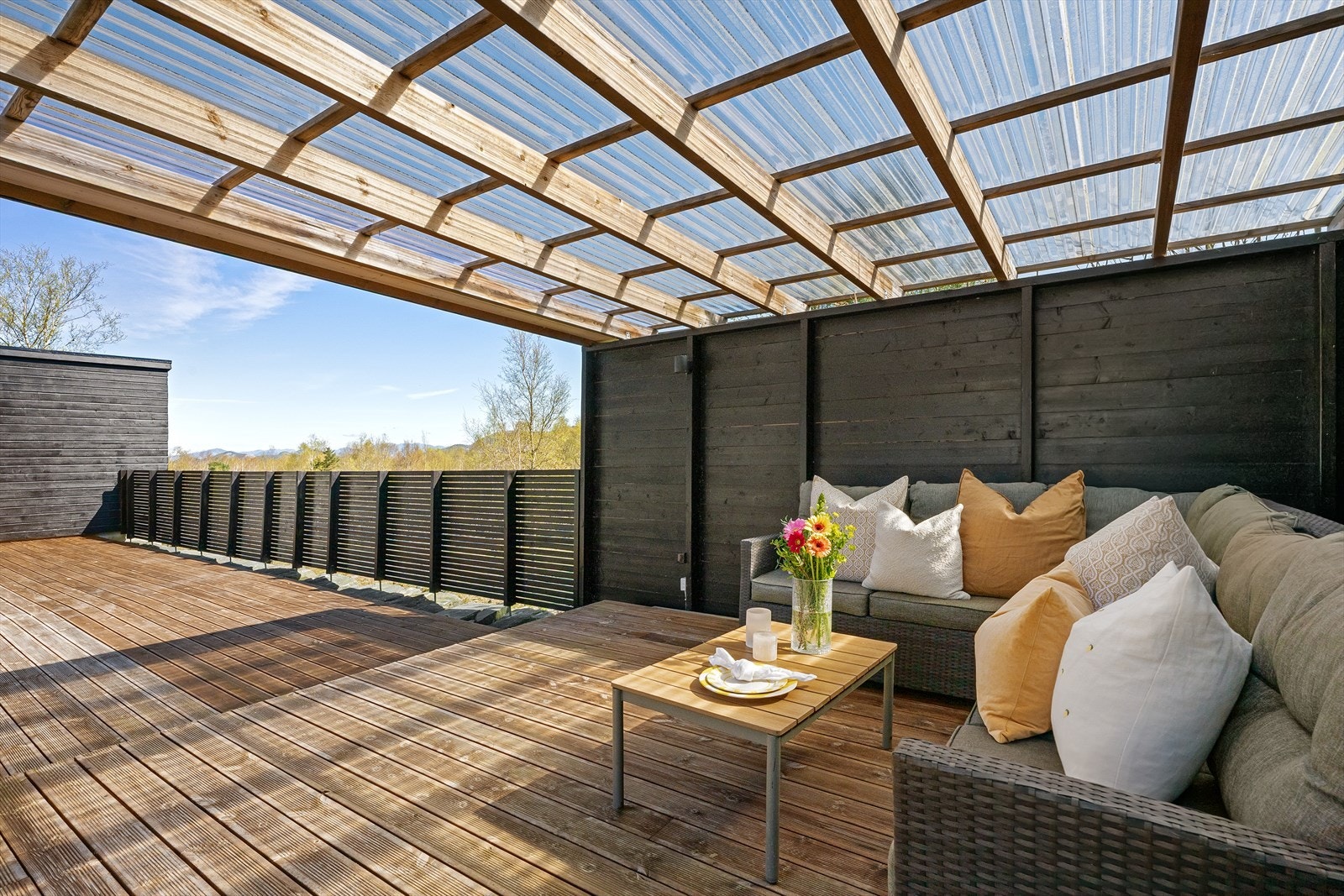 Den overbygde pergolaen (ikke byggemeldt) er et perfekt sted for en loungesone. Galleribilde