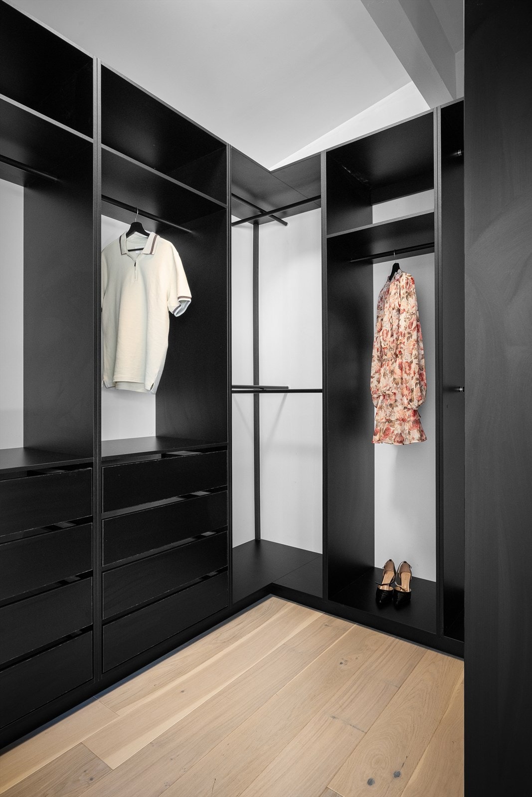 Plassbygd garderobe fra Bjerk trevarefabrikk gir en smart innredning, med gode plass til både sko, klær og tilbehør, samt omkledning. Følelsen av luksus på soverommet er komplett. Galleribilde