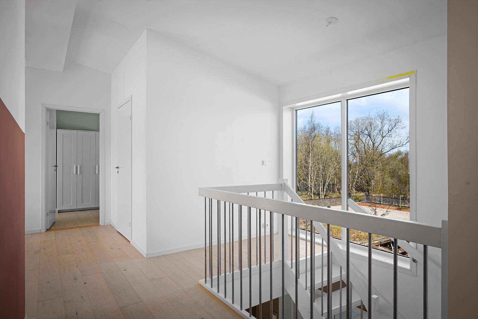 Store vinduer fra gulv til tak gir naturlig lys, med behagelig utsikt til grønn lunge og vill natur. Store vinduer gir en forhøyet romfølelse og en herlig atmosfære. Galleribilde