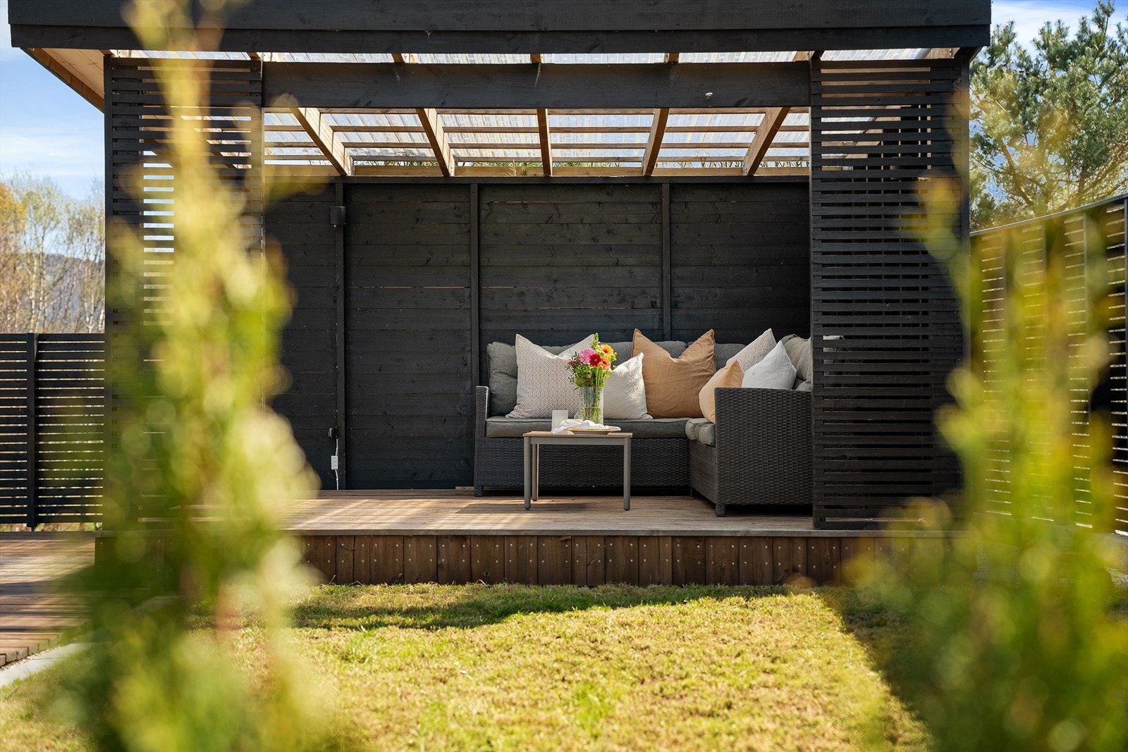 Hagen byr på en overbygger pergola med flotte detaljer i spiler, som forlenger sommersesongen. Her kan en søke både ly og le fra varme sommerdager eller uforutsett småregn. Galleribilde