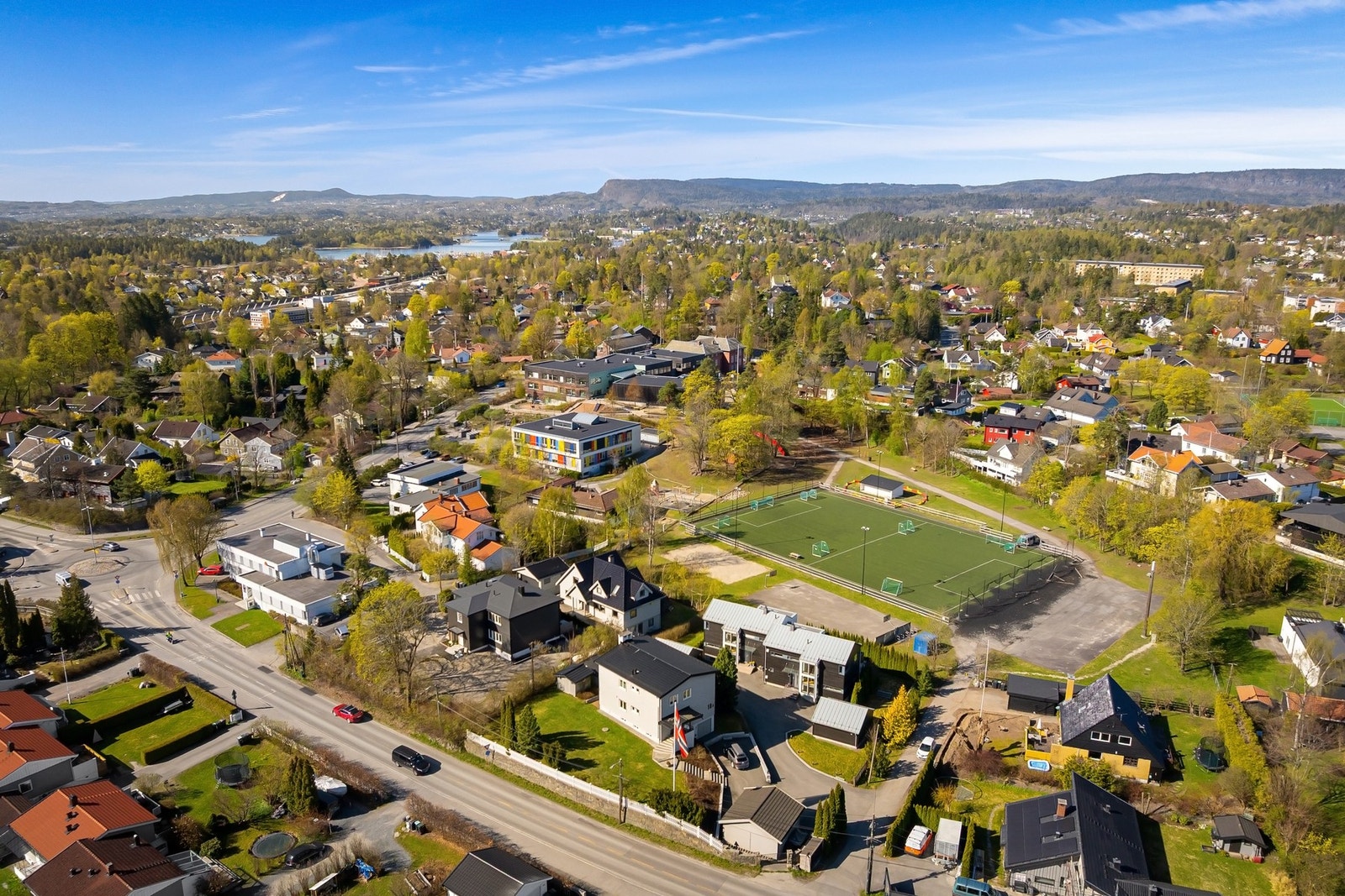 Høvik skole er en populær og veldrevet barneskole med godt omdømme, mens Høvik barnehage ligger praktisk til ved siden av skolen og gjør levering og henting enkelt for travle foreldre. Galleribilde