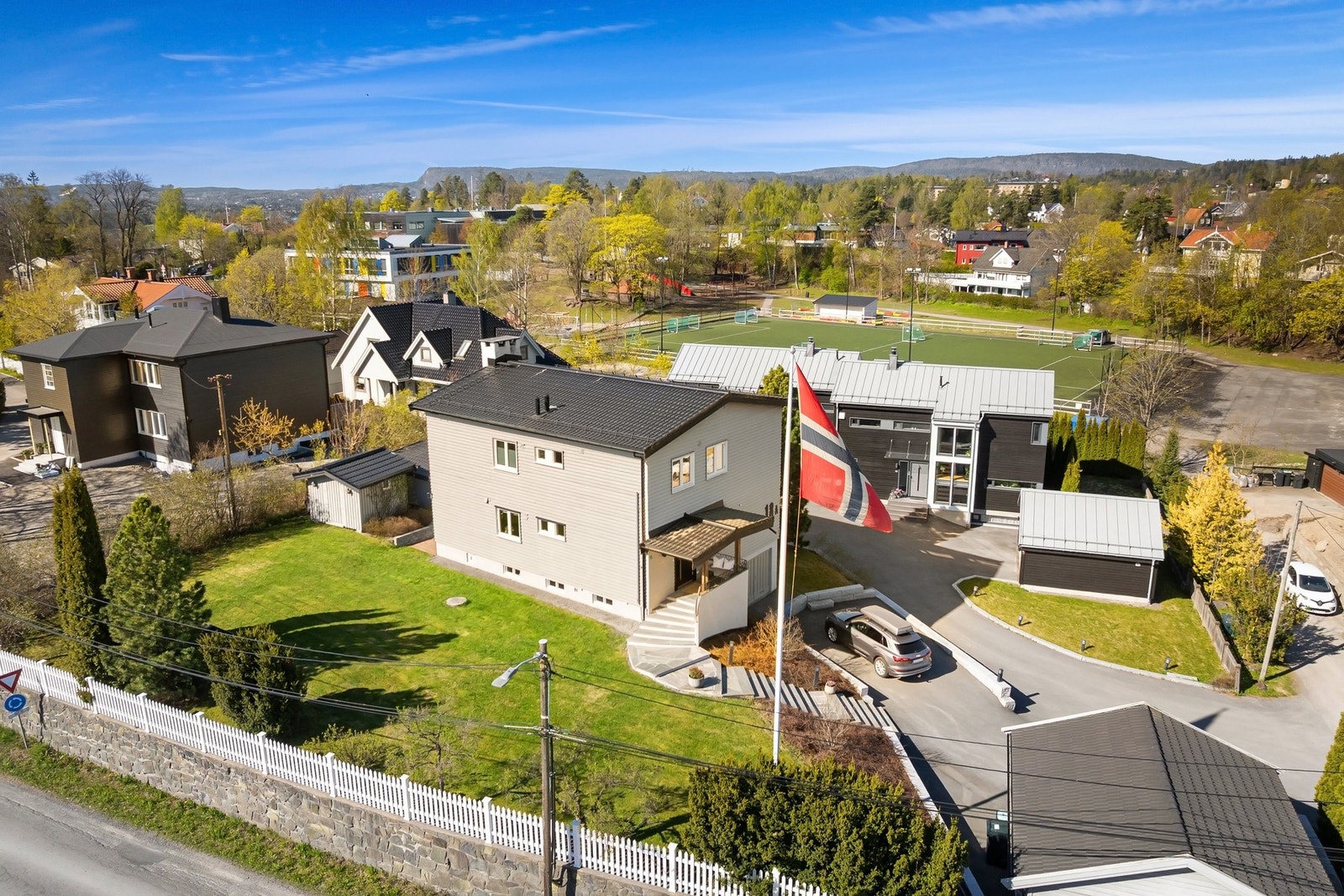 Dette er boligen for dere som ønsker god plass og kvalitet i et barnevennlig og sentralt område. Galleribilde