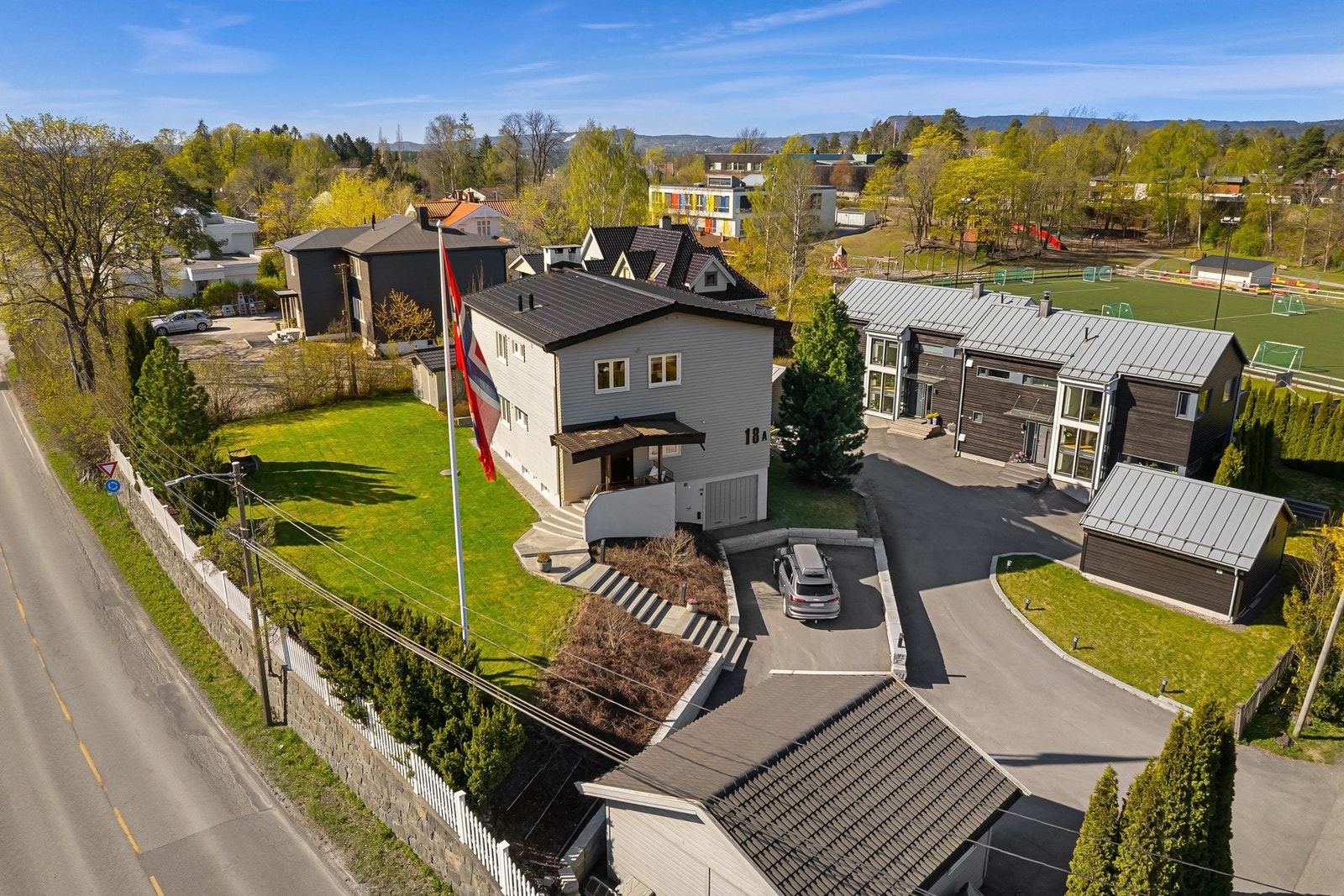 Nærområdet oppleves trygt og harmonisk, med kort vei til skole og barnehage. Galleribilde