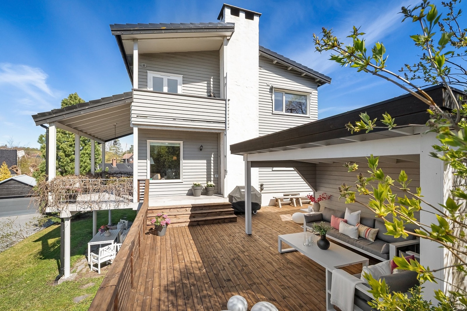 Verandaen med utgang fra stuen er på 18 m², og ligger tilknyttet den frittstående terrassen på hele 24 m². Galleribilde