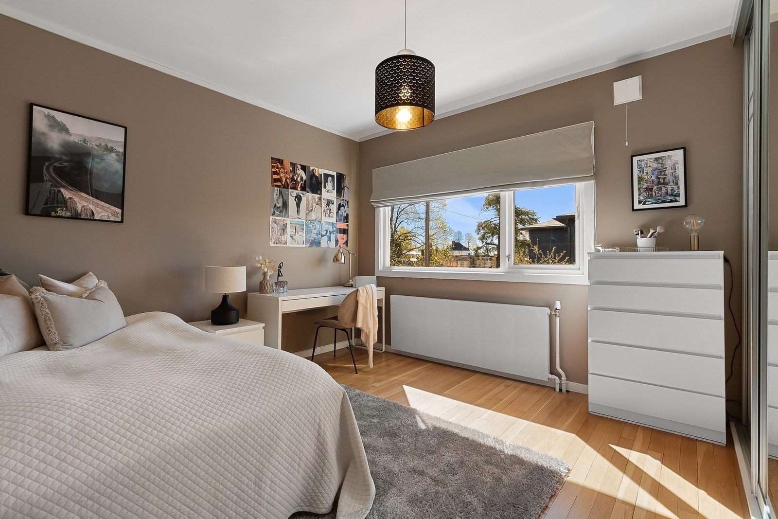 Soverom 3 er også av god størrelse og med skyvedørsgarderobe. Galleribilde
