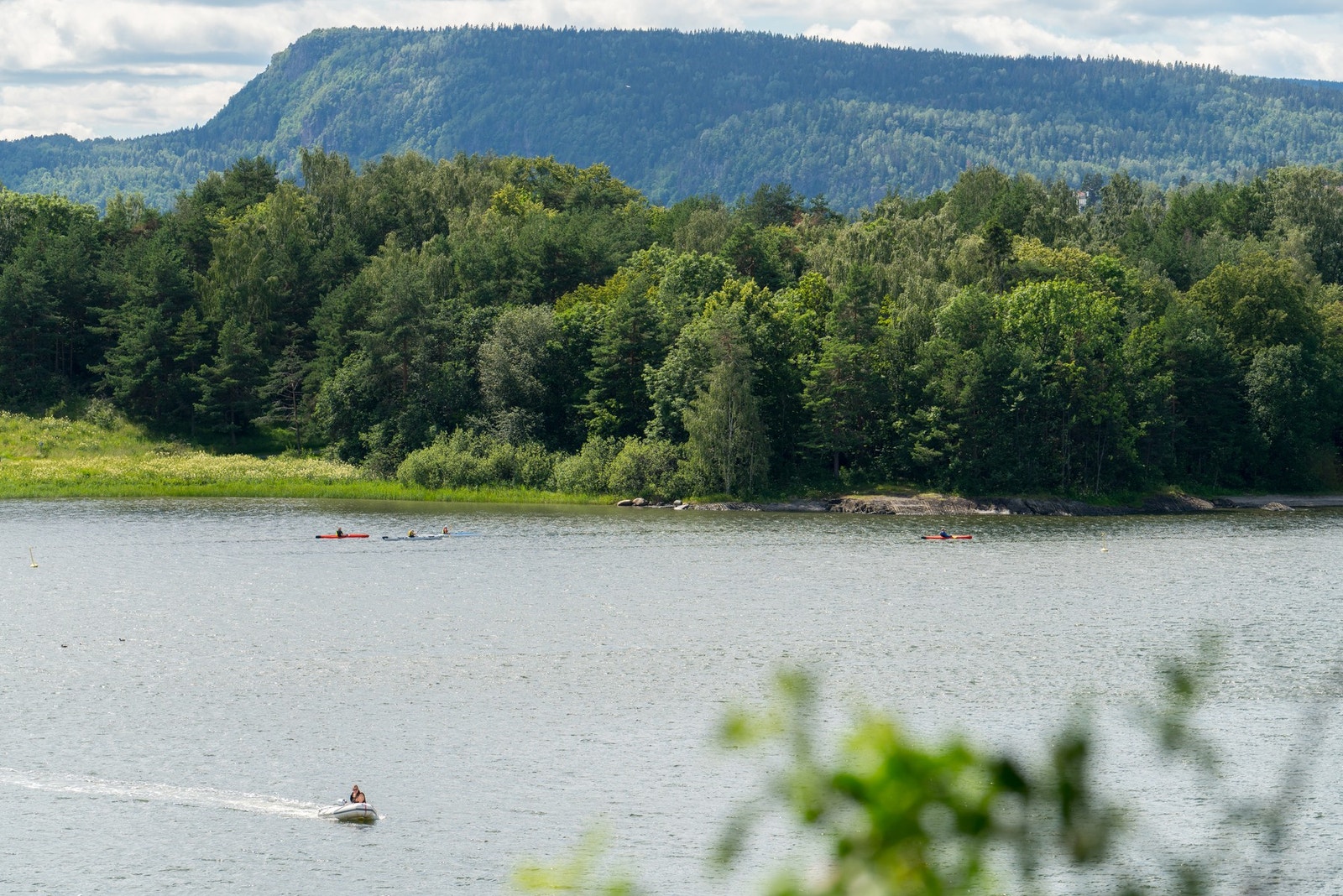 Høvik er også kjent for sin nærhet til Oslofjorden; sjø, badeplasser, svaberg, brygger og vakre kyststier. Galleribilde