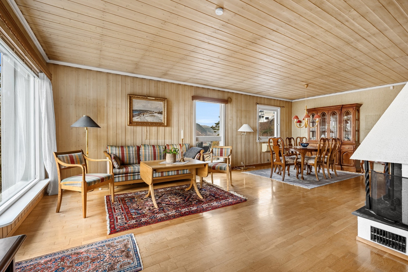 Romlig plass - parkett på gulv, panel og tapet på vegger, panelt tak Galleribilde