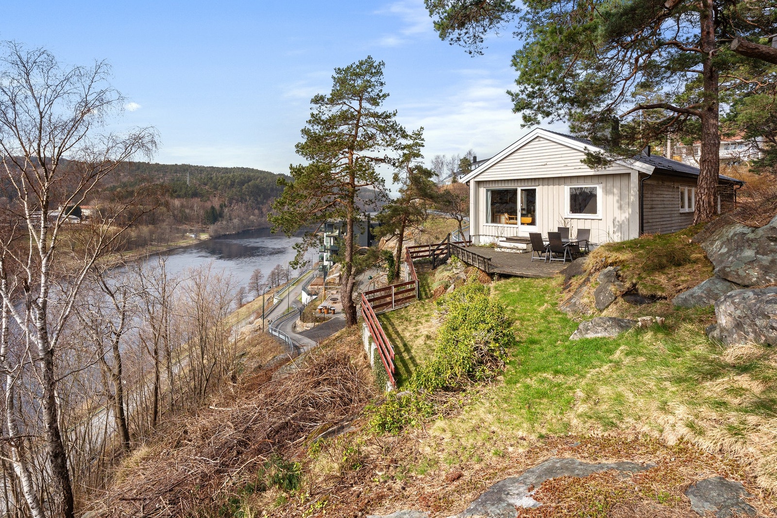 Naturtomt i hovedsak med platting ut fra stuen Galleribilde