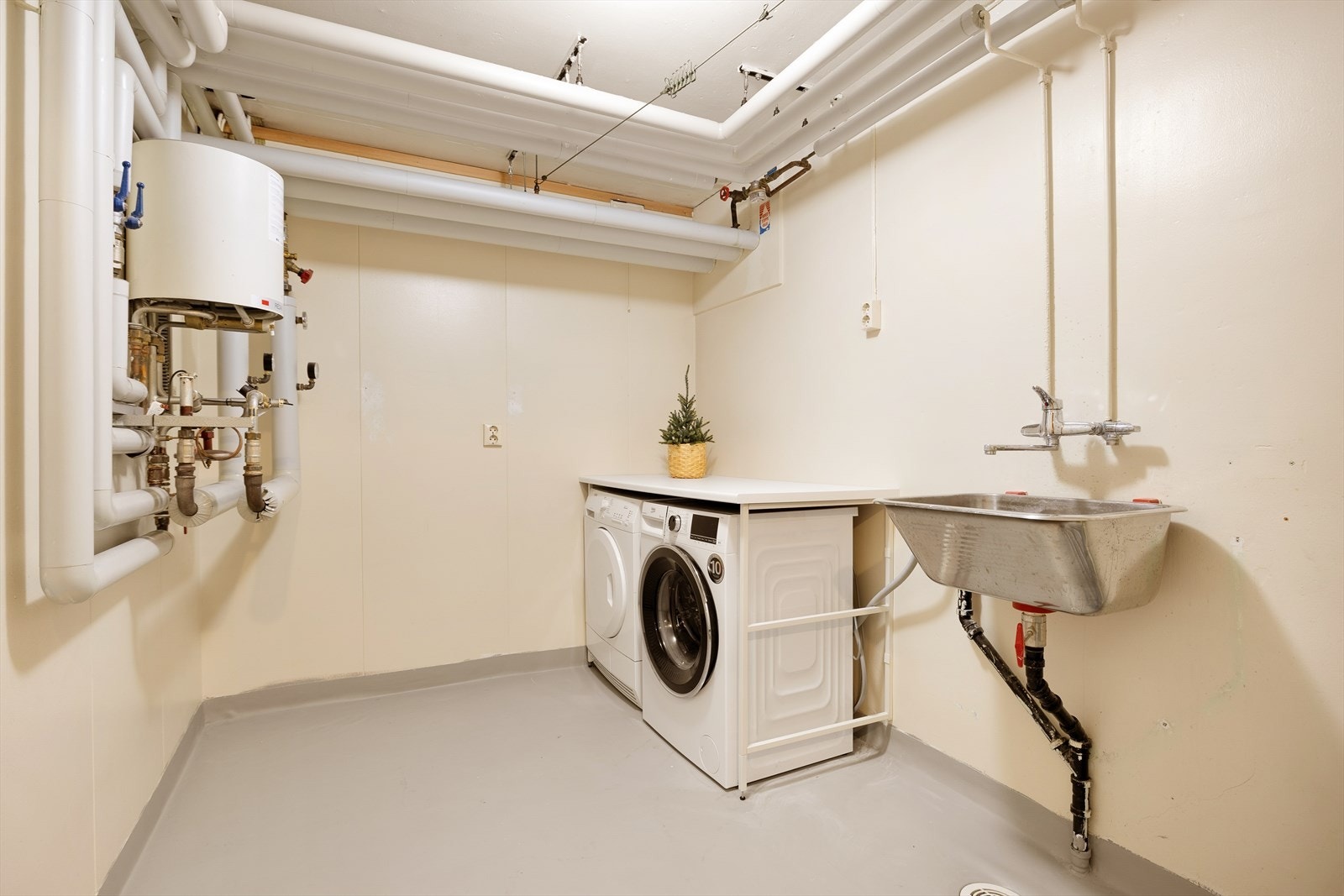 Vaskerommet er utstyrt med utslagsvask og opplegg for vaskemaskin. Galleribilde