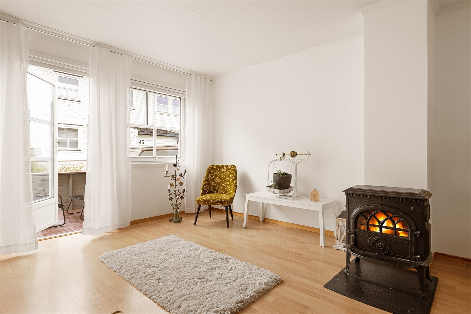Det er peisovn i stuen som gir god varme på kaldere dager, og boligen har i tillegg fjernvarme. Galleribilde