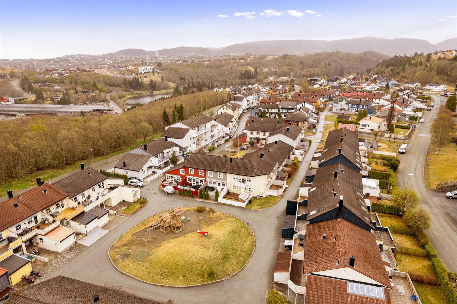 Kroppanmarka er et familievennlig boligområde med rolige omgivelser og lite gjennomgangstrafikk. Like ved boligen finner du en flott lekeplass som gir et trygt og sosialt samlingspunkt for barn og familier. Galleribilde