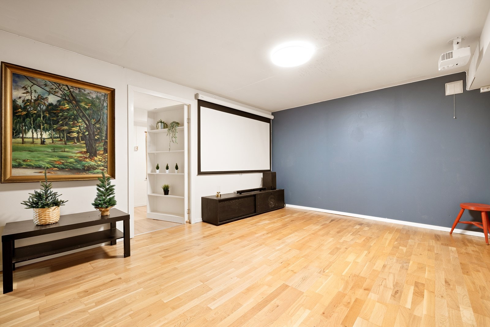 En av bodene har en diskret og skjult adkomst via en integrert skapløsning, som gir rommet et smart og lite synlig uttrykk med god utnyttelse av plassen. Galleribilde