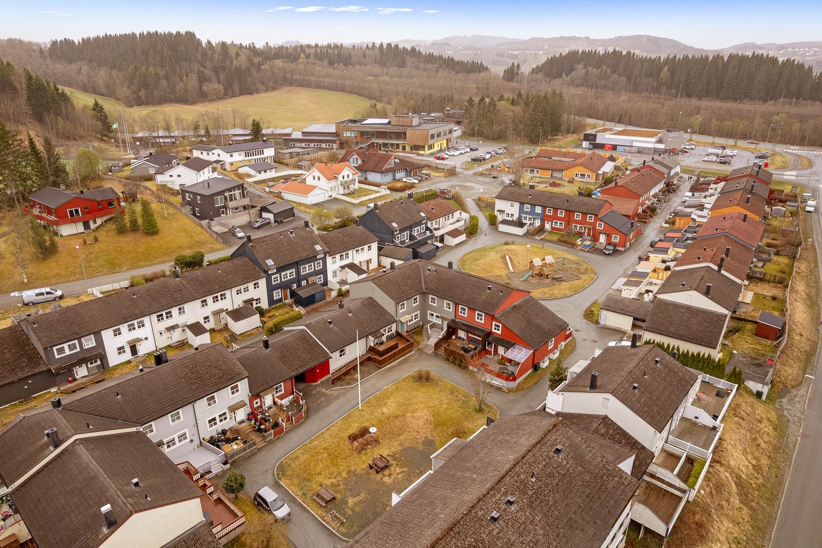 Fra boligen er det kort vei til skole, barnehage, kollektivtransport, servicefasiliteter og flotte turområder. Galleribilde