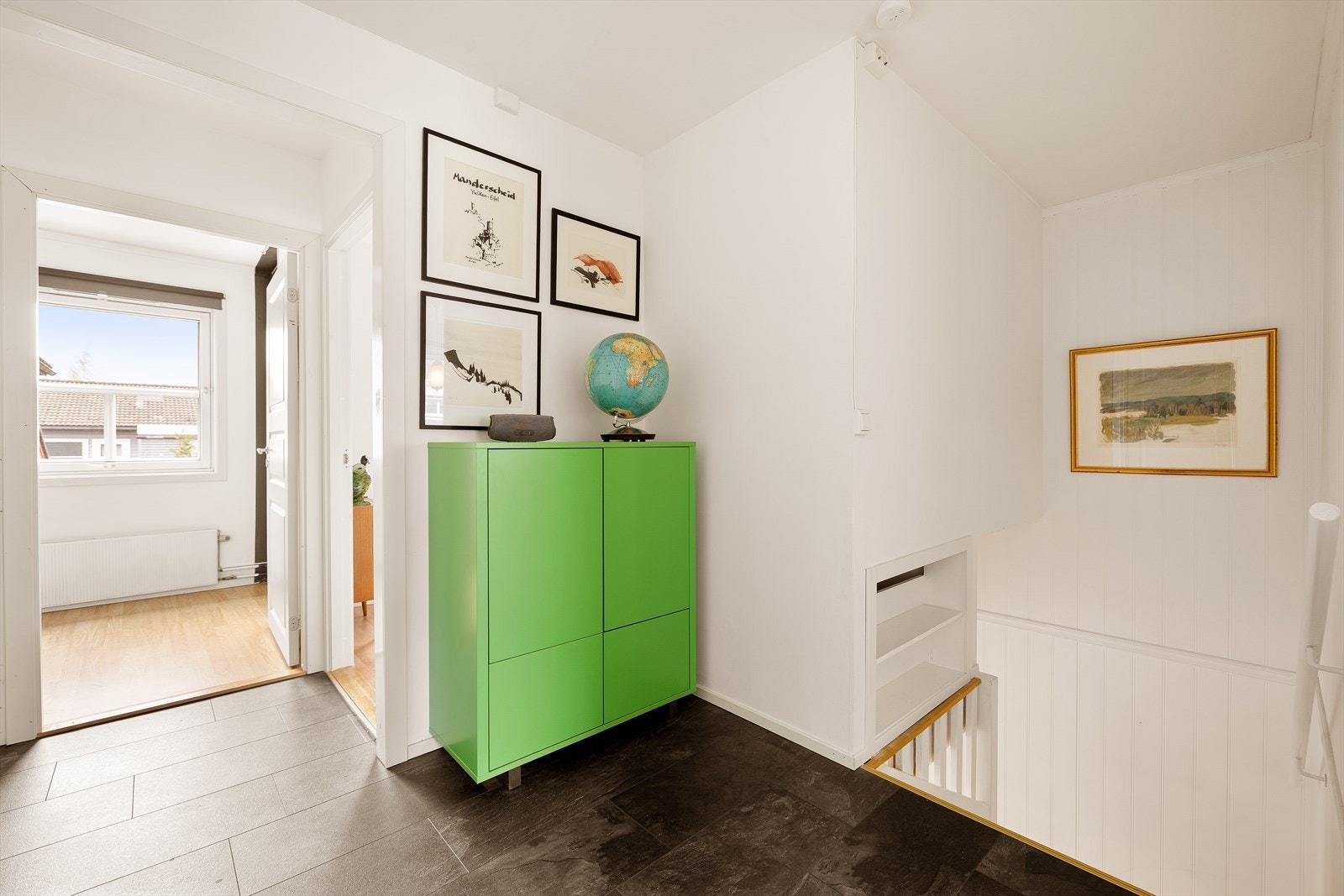 Boligen har egen parkeringsplass i garasjekjeller. Galleribilde