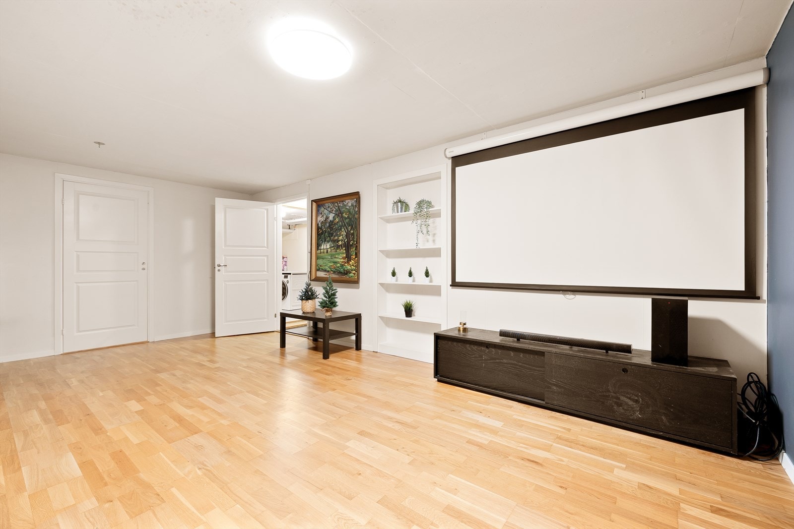 Kjelleren består av en kjellerstue (ikke godkjent for varig opphold), samt to boder og et vaskerom. Galleribilde