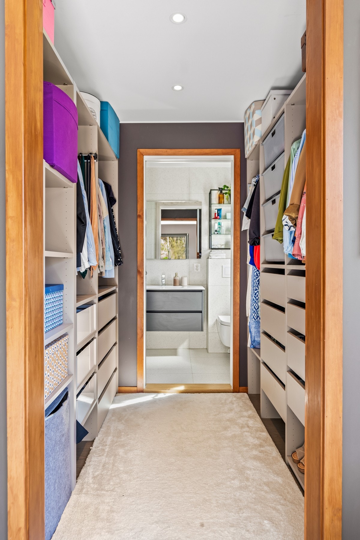 Fra soverommet inn til walk in closet og videre inn til eget bad. Galleribilde
