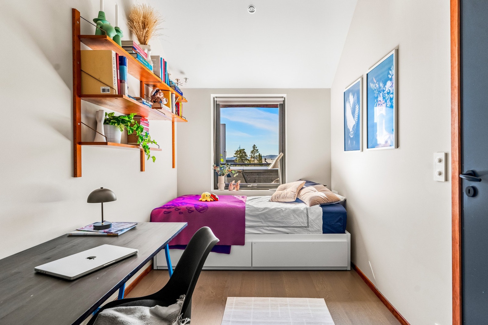 Soverom med plass til både seng og garderobe. Galleribilde