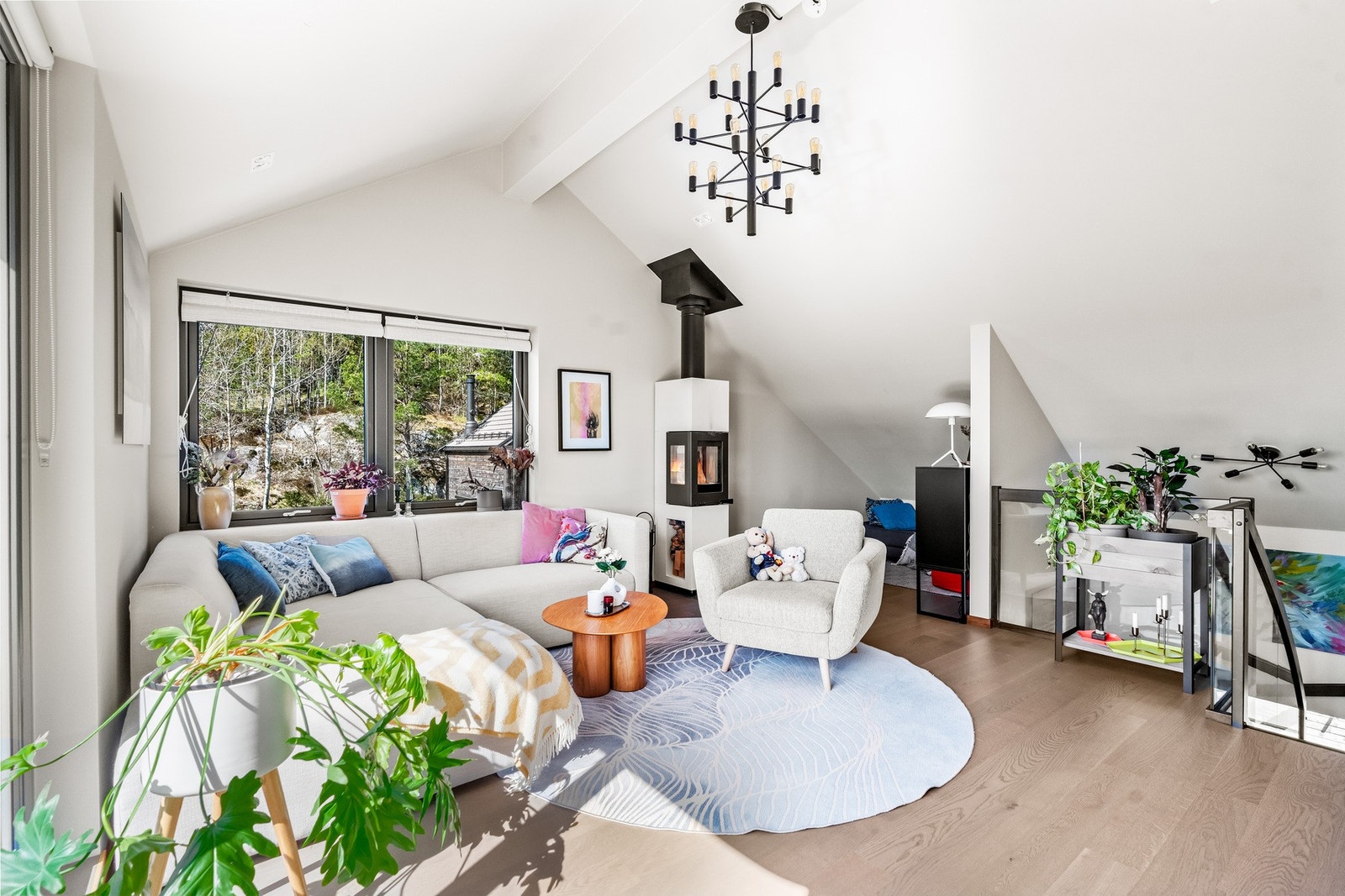 Loftstue som fungerer som et ekstra oppholdsrom med flere anvendelsesmuligheter. Galleribilde