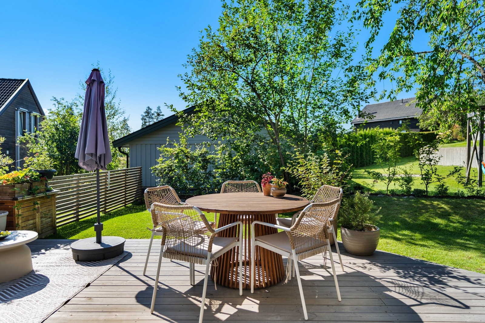 Romslig terrasse med gode solforhold og plass til sittegruppe, perfekt for hyggelige sommerdager. Galleribilde