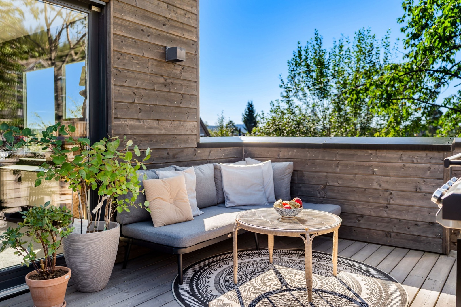 Terrasse med god plass til grill, spisegruppe og sittegruppe. Galleribilde
