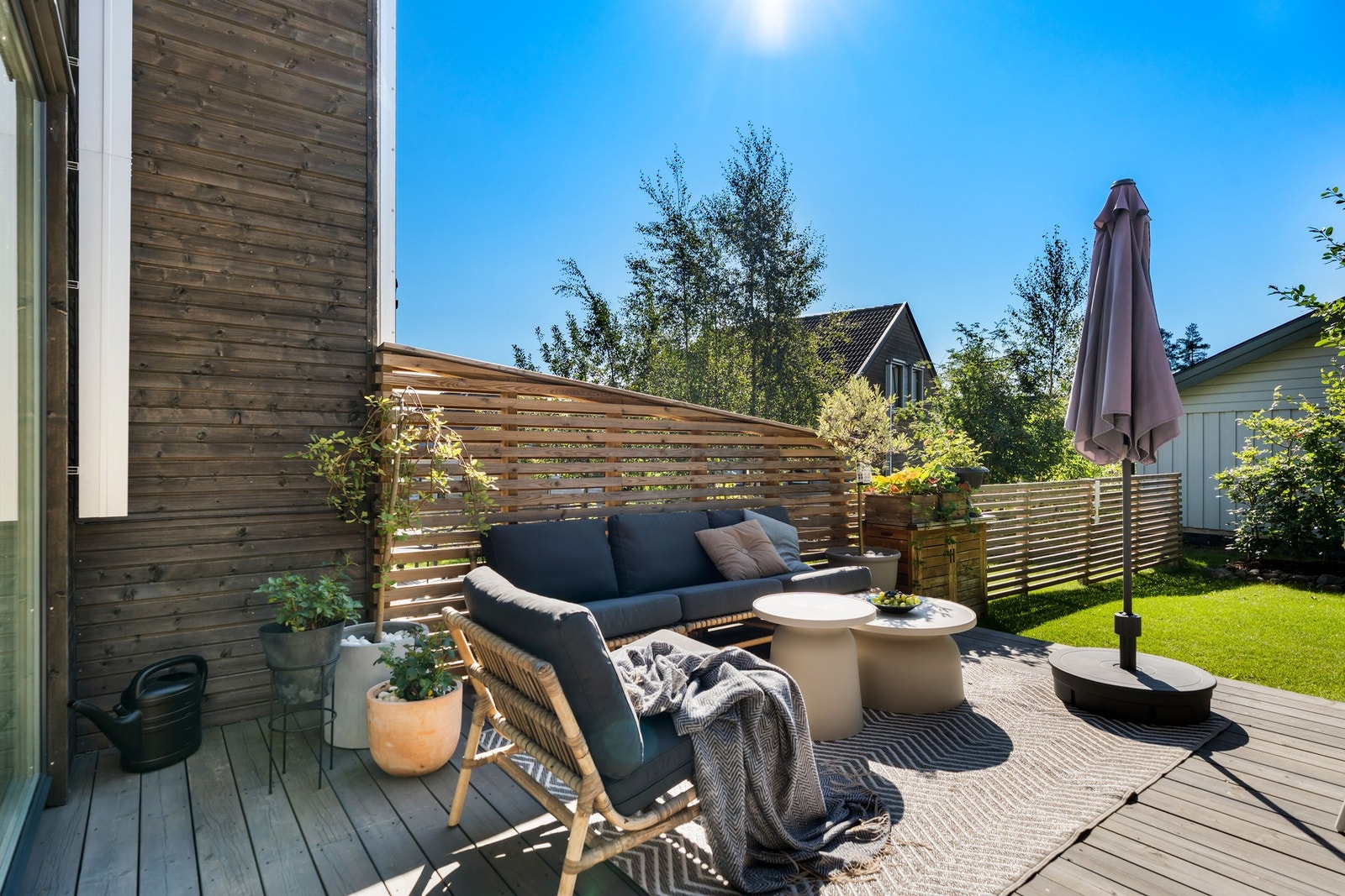 Terrasse med god plass til utemøblering og hyggelige soner for både avslapning og måltider. Galleribilde