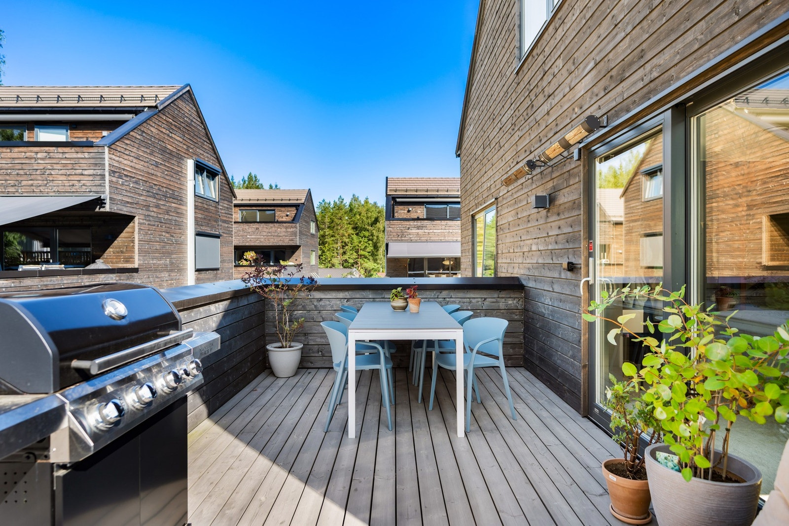 Terrasse med gode møbleringsmuligheter og sosial sone. Galleribilde