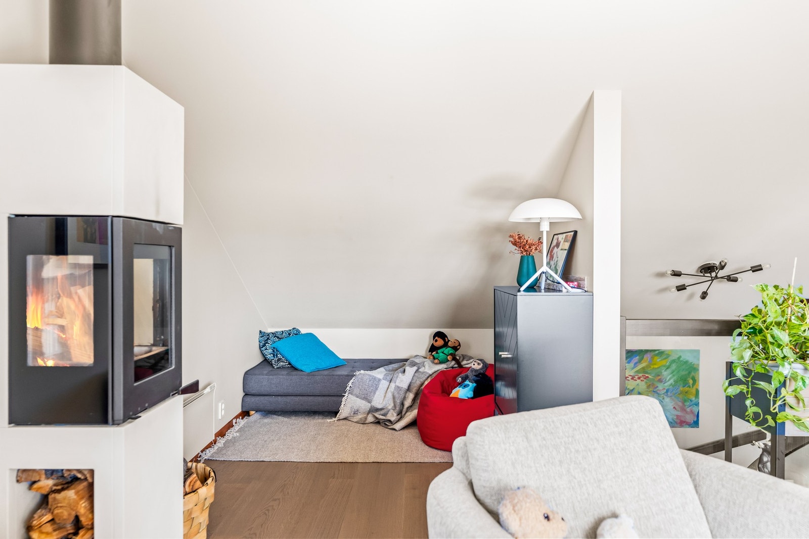 Loftstue som egner seg godt som TV-stue, lekerom eller kontor. Galleribilde